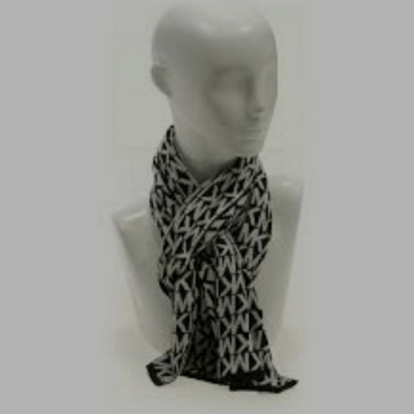 Michael kors ladies scarf, beanie and gloves  matching set - Picture 4 of 8